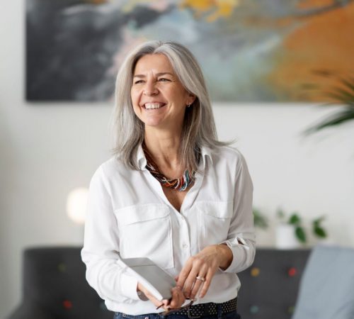 medium-shot-smiley-senior-woman-indoors